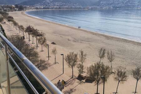 Fantastico En Primera Linea De Mar Roses